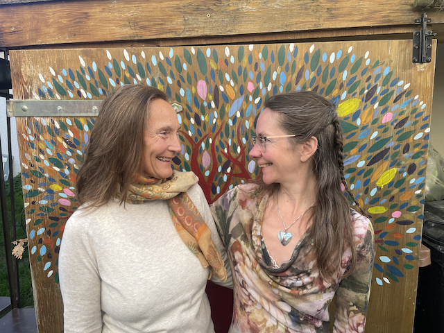 Maria&Lilith lachend